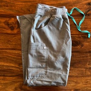 Figs scrub pant. Size medium kade cargo. Graphite.